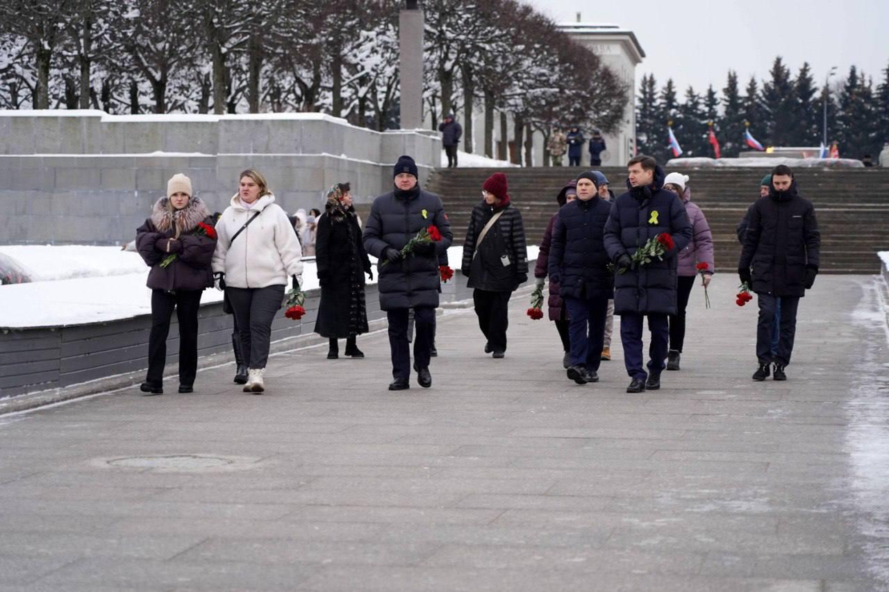 Эксперты ЮНЕСКО посетили Петербург впервые с 2018 года Миссия Центра всемирного наследия ЮНЕСКО и Международного совета по сохранению памятников и достопримечательных мест ИКОМОС посетила Петербург впервые с 2018 г Визит экспертов состоялся по приглашению российской стороны и в соответствии с рекомендациями МИД России сообщила пресс служба городского комитета по государственному контролю использованию и охране памятников истории и культуры КГИОП Одним из первых пунктов программы стало посещение Пискаревского мемориального кладбища Члены международной делегации вместе с вице губернаторами Санкт Петербурга Николаем Линченко и Владимиром Омельницким а также председателем КГИОП Алексеем Михайловым возложили цветы к монументу Мать Родина В ходе визита экспертов миссии проинформируют по вопросам связанным с планированием и реализацией крупных градостроительных проектов таких как многофункциональные высотные комплексы в Лахте объекты транспортной инфраструктуры в том числе Широтная магистраль скоростного движения и Большой Смоленский мост строительство колокольни Смольного собора реставрация Конюшенного ведомства и др Также международных экспертов проинформируют о мерах по сохранению памятников находящихся на территории Ленинградской области Telegram КГИОП Telegram Max