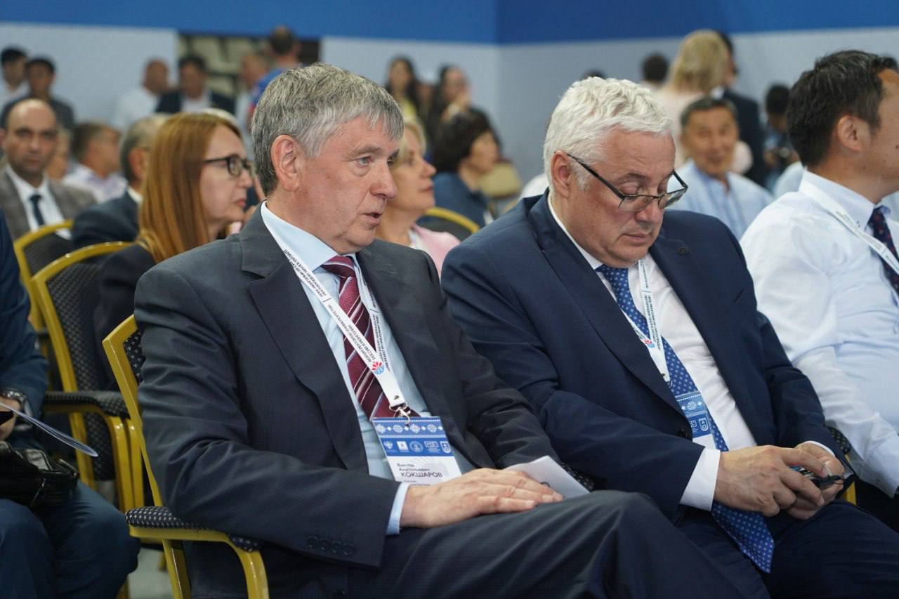 Министр образования Монголии: Второй форум ректоров вузов России и Монголии готова принять наша страна Резолюцию форума ректоров российских и монгольских университетов обсудили участники мероприятия в рамках пленарного заседания. Одним из предложений от представителей вузов Бурятии стало создание международной ассоциации университетов двух стран. Министр образования Монголии Пурэвсурэнгийн Наранбаяр отметил, что Монголия готова к дальнейшему сотрудничеству и планирует принять второй форум ректоров. Наши университеты обсуждают возможности совместных исследований, создание совместных учебных программ и также обмен учителями и студентами. Я уверен, что этот форум будет продолжаться и в дальнейшем. Второй форум ректоров мы предлагаем организовать в Монголии в Дарханском аймаке. Глубоко убежден, что данный форум станет символом нашей дружбы, мостом взаимопонимания и доверия, - отметил г-н Пурэвсурэнгийн Наранбаяр. Глава Бурятии Алексей Цыденов подчеркнул, что подобные инициативы будут способствовать развитию взаимоотношений России и Монголии в области науки и образования.