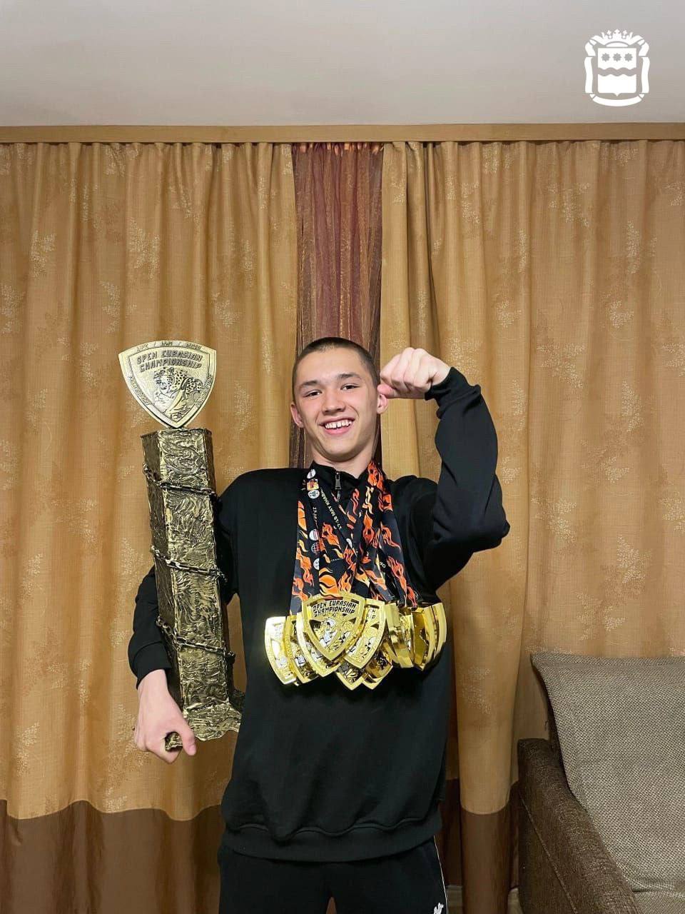 Школьник из Сковородинского округа победил на Евразийском чемпионате по пауэрлифтингу Ростислав Пирожников выступал на турнире «OPEN EURASIAN CHAMPIONSHIP» в весе до 67,5 кг. Соревнования проходили в Хабаровске 17-18 мая. Спортсмены боролись в пауэрлифтинге, жиме лежа, силовом двоеборье, становой тяге, армлифтинге и других направлениях. Поздравляем Ростислава и желаем, чтобы его труд и дальше приносил ему победы!