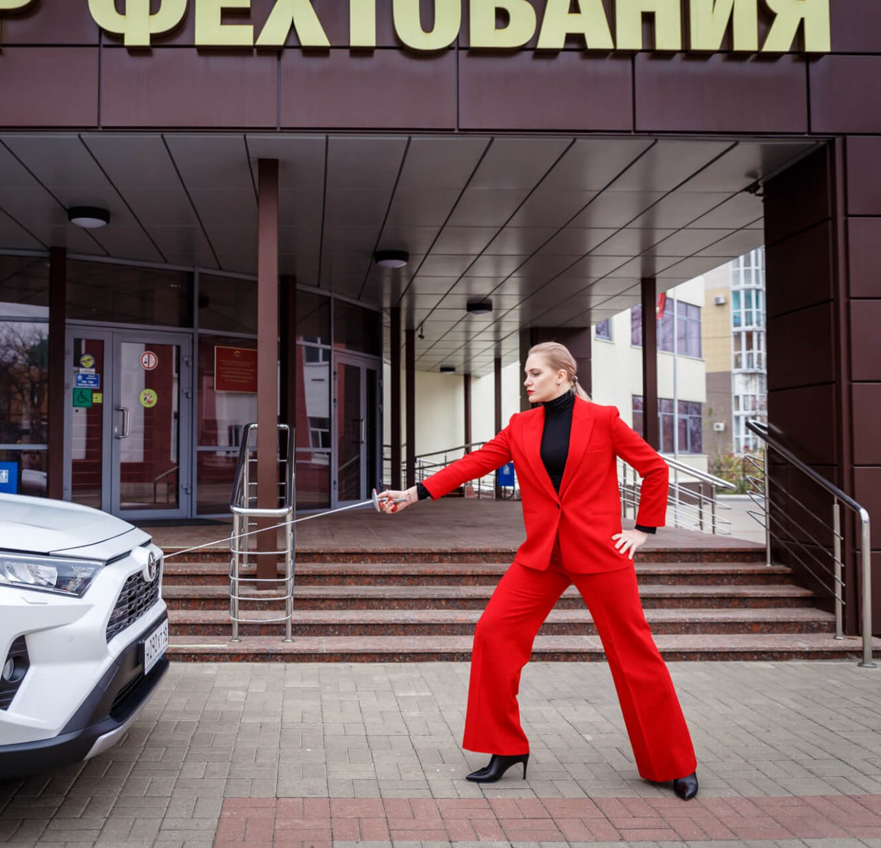 Олимпийская чемпионка Евгения Ламонова покинула Курскую областную Думу Сегодня депутаты удовлетворили ее заявление о досрочном сложении полномочий Ранее сообщалось что Ламонова самая вероятная кандидатка Совет Федерации от Курской области Она может сменить Алексея Кондратьева который стал сенатором от региона в 2024 году после избрания на пост губернатора Алексея Смирнова Курская аномалия