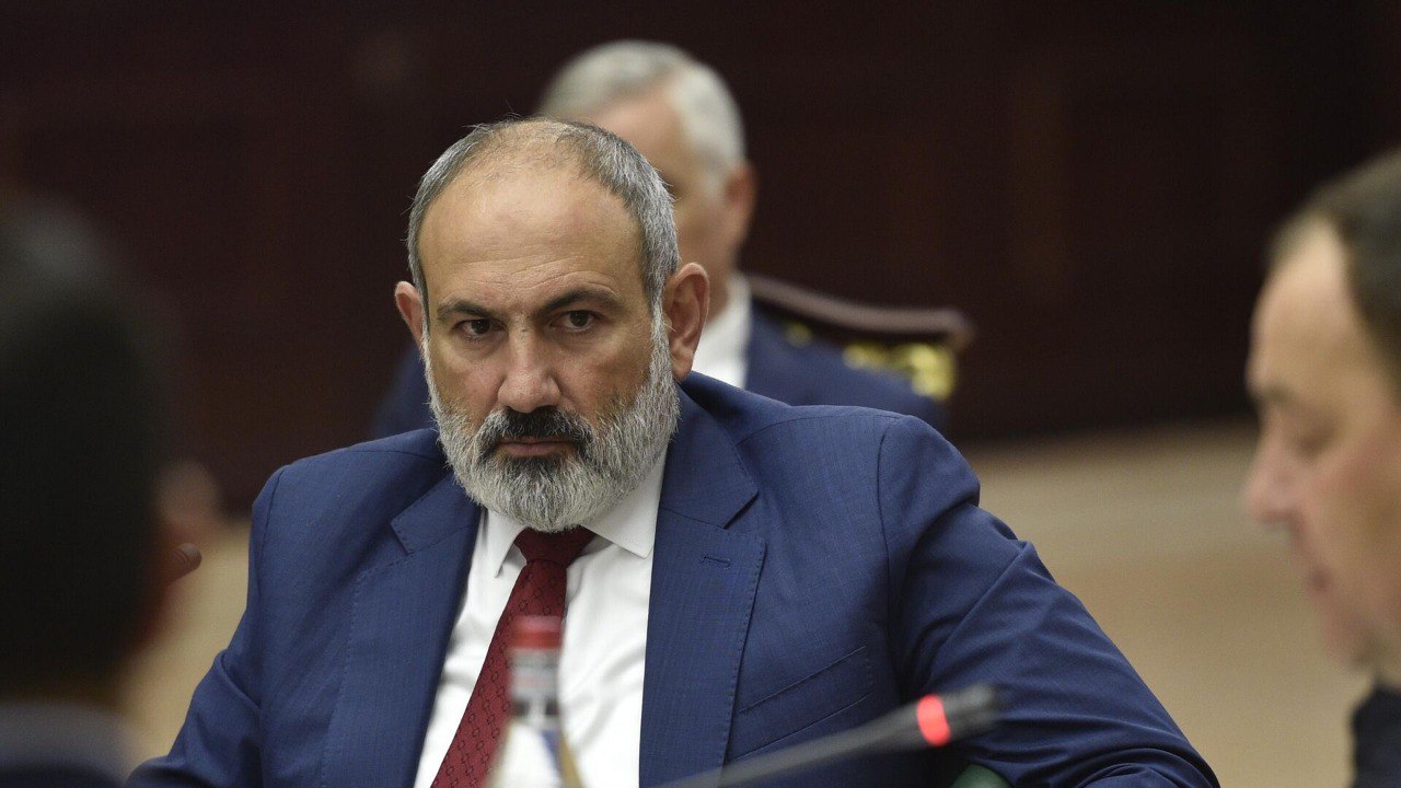 Никол Пашинян призвал готовиться к изгнанию главы Армянской апостольской церкви Гарегина II из его резиденции в Эчмиадзине   Согласно учению Армянской Апостольской Церкви, священник, давший обет безбрачия, женится на Церкви и не имеет права иметь никаких других личных отношений. Ктрий Нерсисян, нарушивший брачный обет, данный Церкви, до сих пор не освободил Патриархию, осквернив тем самым святыню нашей святости — Первопрестольную. Этим Ктрий Нерсисян призывает нас, верных последователей Армянской Апостольской Святой Церкви, освободить Патриархию от него.  Мы сделаем это вместе. Будьте готовы. Патриархия будет возвышена , — написал Пашинян в своем телеграм-канале