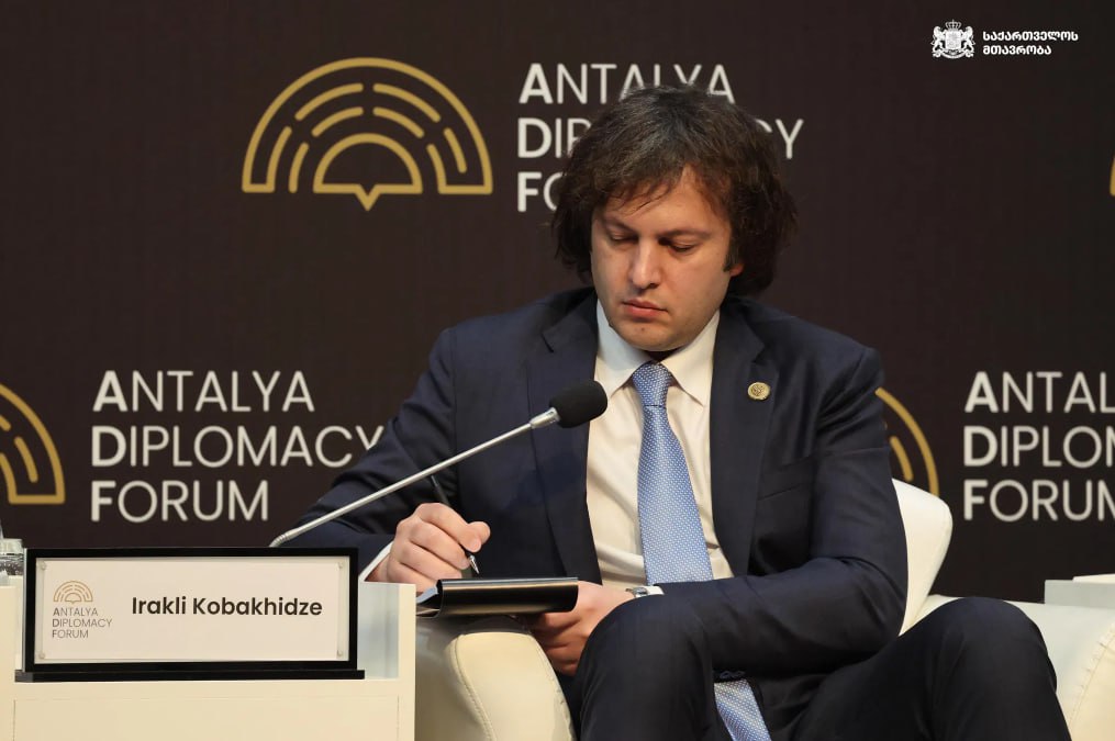 Ираклий Кобахидзе написал большое письмо Дональду Трампу «По-прежнему в силе совершенно непонятные санкции в отношении вице-премьера Грузии и других представителей власти, которые эффективно предотвратили запланированную администрацией Байдена и финансируемую по линии USAID попытку революции и насилие — людей удивляет, что вы резко критикуете решения Байдена, но до сих пор не исправляете его преступные решения», — об этом премьер-министр Грузии Ираклий Кобахидзе заявляет в открытом письме президенту США Дональду Трампу и вице-президенту Джей Ди Вэнсу. Кобахидзе называет конкретные санкции, в том числе «Акт MEGOBARI». По этому поводу он напомнил администрации США, что они не делали заявления, и отметил, что этот закон снижает доверие грузинского народа не только к Конгрессу, но и к новой администрации США, на которую «грузинское общество смотрело с другой надеждой».