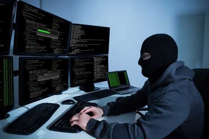 Leak Zone оказался полной дырой безопасности — база с IP и логинами пользователей лежала открытой для всех Форум Leak Zone, позиционирующий себя как площадка для торговли украденными данными и взломанными аккаунтами, сам стал источником крупной утечки. Исследователи из UpGuard обнаружили, что база данных Elasticsearch с более чем 22 миллионами записей была доступна через браузер без всякой защиты — любой мог посмотреть IP-адреса и время входа пользователей. Это настоящий позор для ресурса, который зарабатывает на нарушении чужой безопасности. В базе были не просто случайные данные — IP-адреса, отметки времени и даже информация о том, использовал ли пользователь VPN или прокси. Это даёт возможность идентифицировать участников форума и понять, кто пытался скрыть следы. Что особенно цинично — Leak Zone не связал эти данные с никами напрямую, но этого и не надо, чтобы вывести на чистую воду пользователей, не применявших меры анонимности. Форум с 2020 года собирает сотни тысяч аккаунтов для незаконной торговли, при этом сам оказался уязвимым до такой степени, что его пользователи фактически выставлены на обозрение. При этом попытки связаться с администрацией провалились — сообщения блокируются, а реакции на утечку нет. Скорее всего, ошибка конфигурации базы или халатность, а не умысел, но это никак не оправдывает. Этот скандал происходит на фоне глобального давления властей на киберпреступные площадки — RaidForums закрыт, администраторы арестованы, а Leak Zone продолжает быть примером безалаберности и лицемерия. Если ресурс, торгующий крадеными данными, не может элементарно защитить собственных пользователей, что можно говорить о безопасности тех, чьи данные там продают? Leak Zone — это не просто платформа хакеров, это открытая дверь для слежки и разоблачения. Пользователи, доверившие свои данные этому ресурсу, оказались в полной безопасности только для посторонних глаз — и то ненадолго. Источник: РАССЛЕДОВАТЕЛЬ