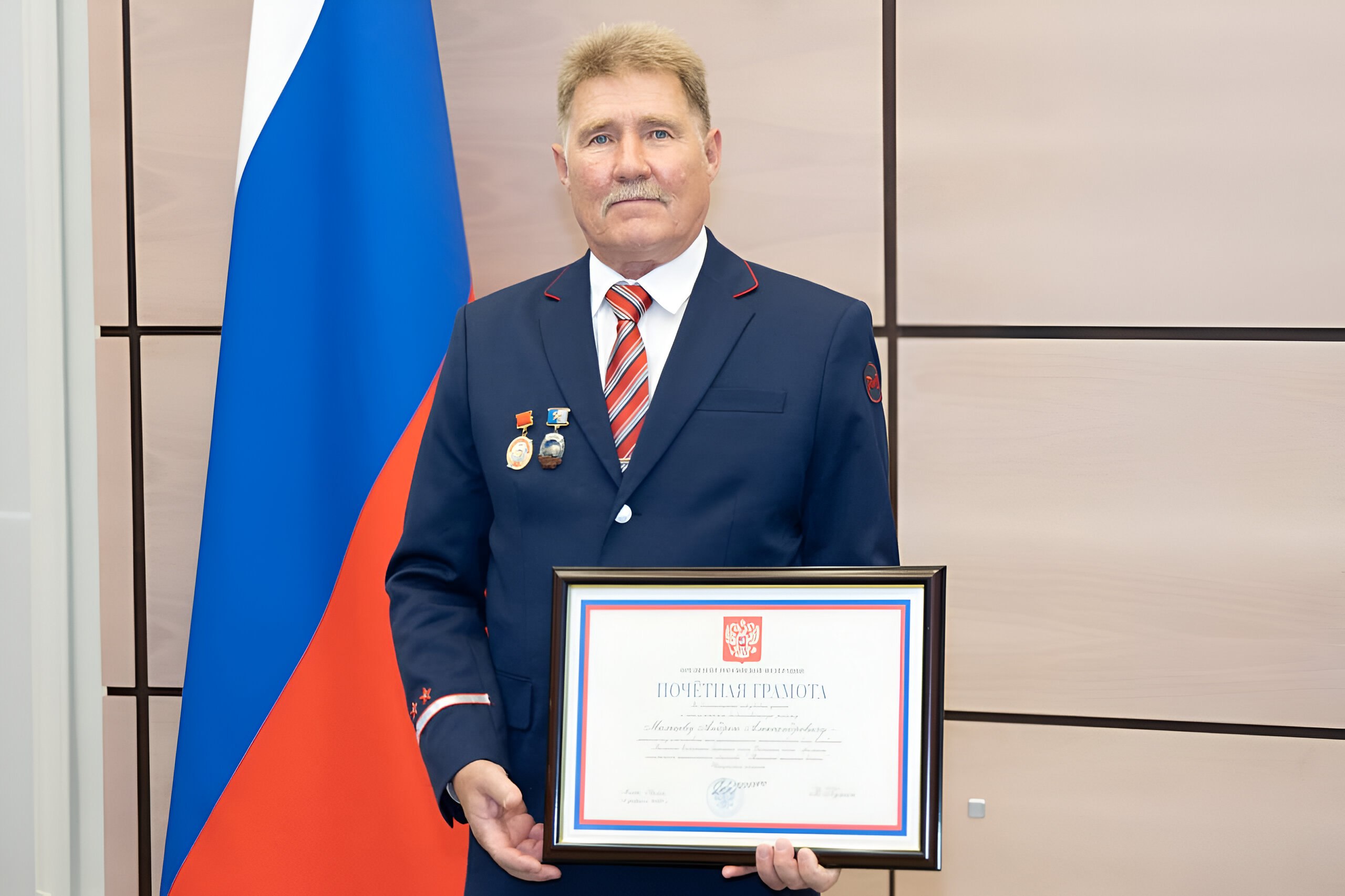 3 сентября 2025 года машинист локомотивного депо Слюдянка Андрей Мальцев получил из рук генерального директора ОАО РЖД Олега Белозёрова почётную грамоту президента России А за три года до этого он предотвратил серьёзную аварию на Восточно Сибирской железной дороге Его карьера началась 3 7 лет назад Его родители не были железнодорожниками но друг семьи работал машинистом инструктором Школьником я ходил на экскурсии по Байкальскому ЦБК но предприятие меня не впечатлило А в депо условия понравились Необходимость ездить на работу за 30 км из Байкальска меня не смутила вспоминает Андрей В январе 1988 года он стал помощником машиниста и с тех пор трудится в грузовом движении водит поезда от Слюдянки до Зимы и Улан Удэ В октябре 1991 года он стал машинистом и участвовал в переключении участка Транссибирской магистрали Зима Слюдянка с постоянного тока на переменный Андрей Александрович настоящий лидер и грамотный специалист К нему прислушиваются и часто обращаются за советом говорит его друг и коллега Станислав Ляничев Андрей увлекается своим делом и считает каждую поездку особенной Это не романтика но каждая поездка приносит новые впечатления Едешь вдоль Байкала кругом зелёный лес возвращаешься сопки уже в снегу В пути забываешь житейские неурядицы делится он Такие истории вдохновляют и показывают что настоящая сила и профессионализм в любви к своему делу и умении принимать решения в сложных ситуациях