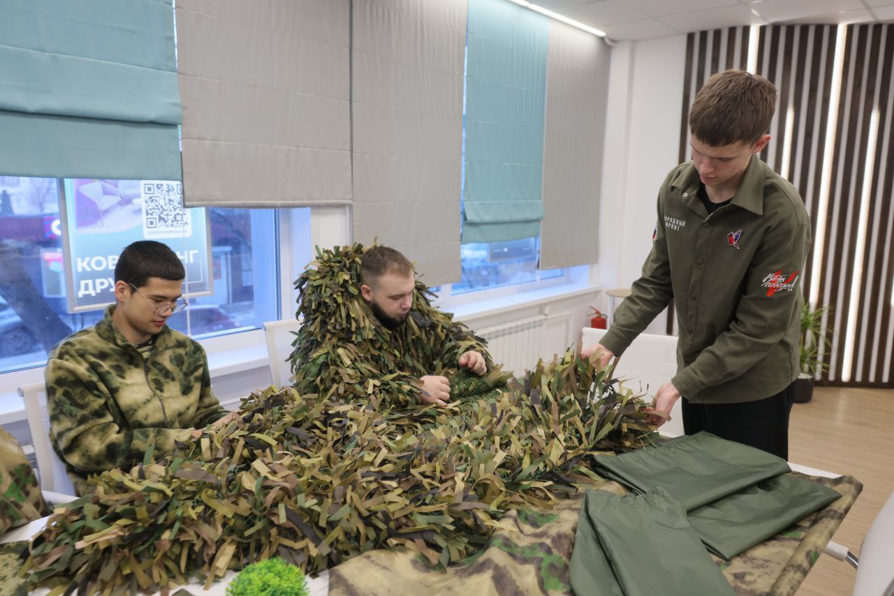 В Красноярске после капитального ремонта открылся волонтёрский центр Доброе дело Здесь поддерживают добровольческие инициативы и объединяют тех кто готов помогать другим Молодежь заботится о пожилых людях и инвалидах занимается экологическим просвещением и использует специальные компьютерные системы для координации заявок Отдельное направление работы включает помощь участникам СВО Волонтеры шьют маскировочные костюмы толстовки и балаклавы для бойцов  Всего с 2023 по 2025 год в Красноярском крае модернизировали 8 молодёжных пространств и центр экстремального спорта Спортэкс