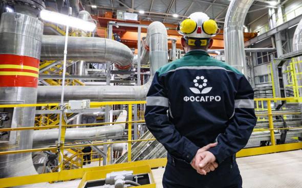 В «ФосАгро» назвали условие для выплаты более щедрых дивидендов В агропромышленном холдинге подчеркнули, что приоритет компании на 2025 год — снижение долговой нагрузки. После этого «ФосАгро» может вернуться к более щедрым выплатам Подробнее на РБК: