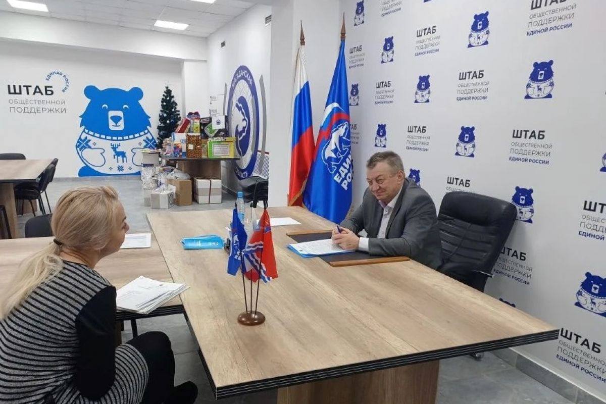 В областном центре стартовала декада приемов в региональной общественной приемной председателя Единой России Д А Медведева Сегодня в приемной работал исполняющий обязанности мэра Магадана Александр Малашевский Одна из обратившихся рассказа о давней проблеме с вентиляцией в многоквартирном доме Многочисленные обращения в управляющую компанию к сожалению не принесли результата Исполняющий обязанности мэра отметил что эта проблема требует сложного технического решения и значительных финансовых затрат Профильным ведомствам муниципалитета будет поручено организовать тщательное обследование дома чтобы выявить причину неисправности а также отработать вопросы по поиску источника финансирования для ее устранения Неработающая система вентиляции в многоквартирном доме очень серьёзная проблема Нельзя оставлять жителей один на один с этой бедой Всесторонне изучим вопрос и постараемся найти возможные пути решения подчеркнул Александр Малашевский Декада приемов граждан продлится до 10 декабря Региональная общественная приемная председателя Единой России Д А Медведева находится по адресу ул Горького 6А Записаться можно по телефону 8 4132 600 960