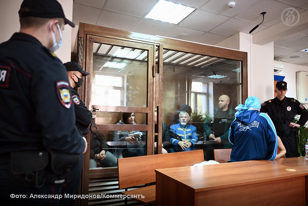 От 9 до 11 лет лишения свободы запросил гособвинитель для пяти бывших топ менеджеров и совладельцев ростовского банка Кредит Экспресс Все они обвиняются в хищении из финансовой организации почти 100 млн руб Ранее фигуранты вместе с известным предпринимателем Василием Бойко Великим чья компания являлась одним из акционеров банка уже были осуждены за аналогичные махинации с деньгами кредитного учреждения Подписывайтесь на Ъ Оставляйте бусты