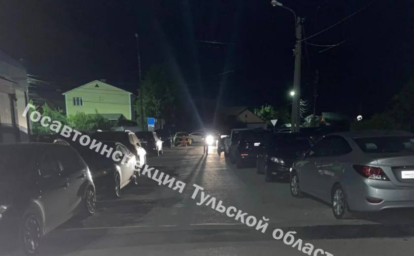 В Туле на Санаторной улице сбили пятилетнего мальчика. Вечером 19 мая в Туле на Санаторной улице 34-летний водитель Kia Cerato сбил пятилетнего мальчика. По данным региональной Госавтоинспекции, ребенок в момент ДТП переходил проезжую часть справа налево по ходу движения автомобиля. В результате ребенок получил различные травмы и был отпущен после оказания медицинской помощи. Источник Тульская пресса
