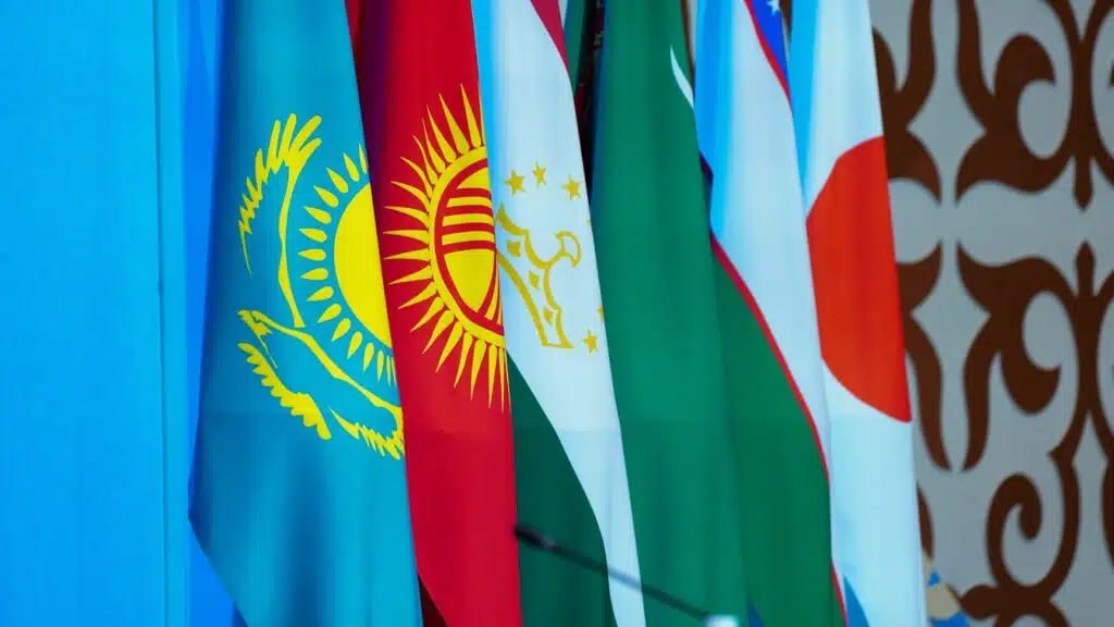 Саммит Япония Центральная Азия запланировали на декабрь Японское правительство планирует провести первый саммит со странами Центральной Азии в середине декабря этого года Ранее мероприятие планировалось провести в Казахстане летом 2024 года но его отменили из за угрозы мощного землетрясения в Японии Тогда японское правительство возглавлял Фумио Кишида Летом того же года стало известно что в Токио готовы поддержать торговый путь между Центральной Азией и Европой Также поступала информация что Япония заинтересована в декарбонизации региона и планирует привлечь инвесторов для поддержки центральноазиатских государств Япония Центральная Азия Политика centralasianow Подписаться на канал