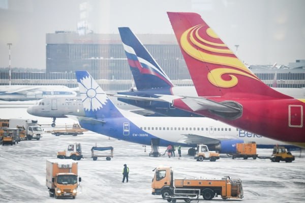 В Росавиации предупредили о возможных изменениях в расписании полётов из за непогоды По прогнозам синоптиков с полуночи 27 января до полудня 29 го числа в Москве и области ожидаются сильный снег и гололедица Ухудшение погоды может отразиться на работе воздушного транспорта Возможны корректировки в расписании полётов как на прилёт так и на вылет не исключены отмены рейсов говорится в сообщении ведомства Подписаться на Говорит Москва Telegram VK MAX