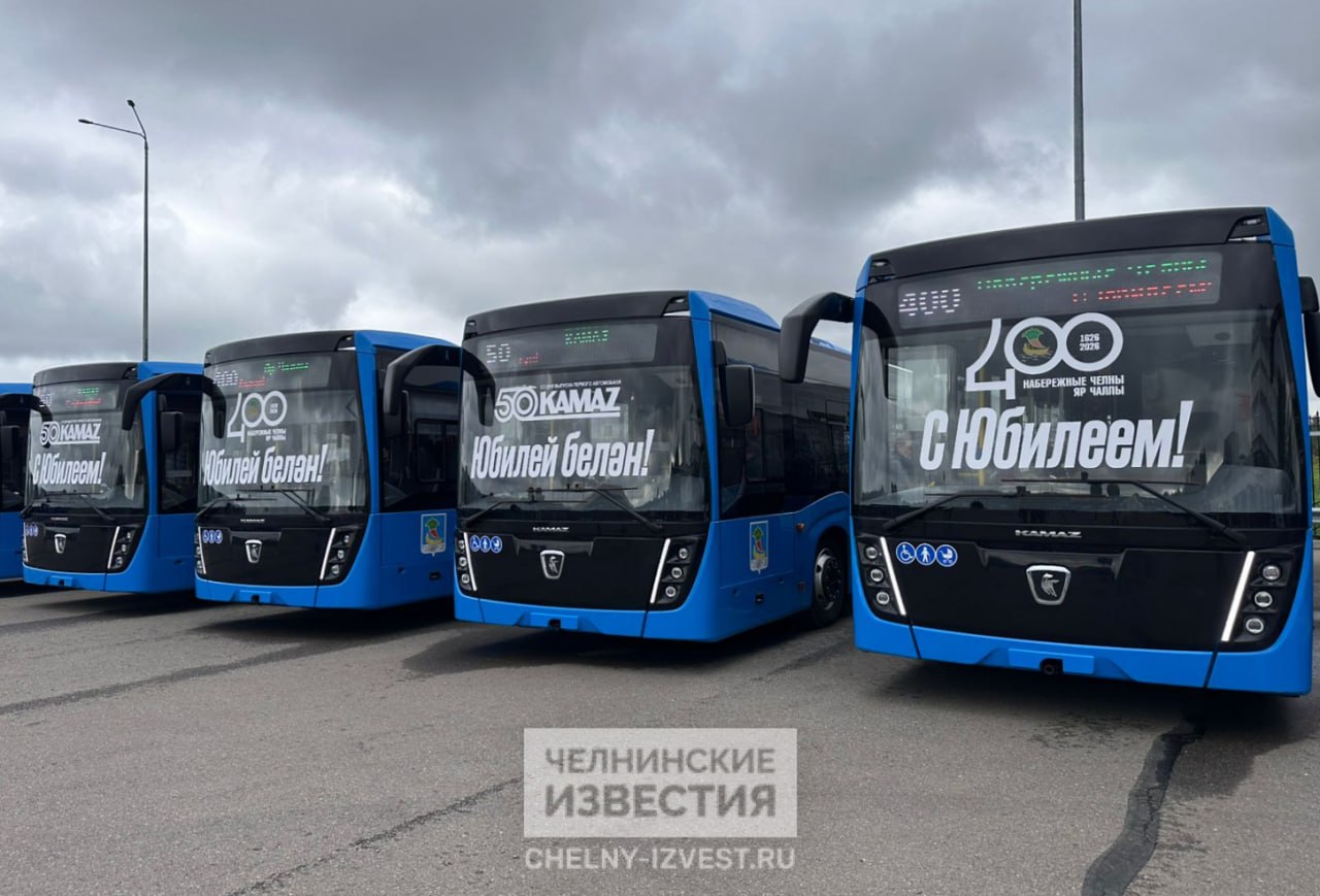 Все автобусы НЕФАЗ пришедшие сегодня в Челны снабжены кондиционерами Как отметил директор Горкоммунхоза Ильдар Гизатуллин из 135 автобусов в автопарке предприятия 44 оснащены кондиционерами это та партия которая была получена в декабре Теперь же доля таких автобусов будет больше 50 после прибытия второй партии техники оснащенными кондиционерами будут 124 автобуса из 215 Подробнее
