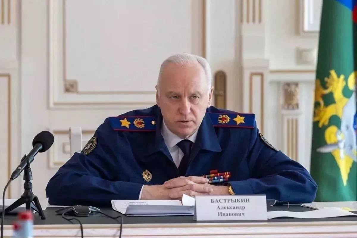 Сочинка пожаловалась Бастрыкину на владельцев агрессивных собак, выгуливающих их без намордников. В ЖК «Моравия» на придомовой территории комплекса владельцы выгуливают агрессивных домашних собак без намордников и поводков. Одна из собак напала на восьмилетнего сына женщины, укусив его за ногу. Многочисленные обращения пострадавших в управляющую компанию, администрацию и органы внутренних дел результатов не принесли. Председатель СК РФ Александр Бастрыкин поручил провести проверку и доложить о ее результатах. Кубанские Новости