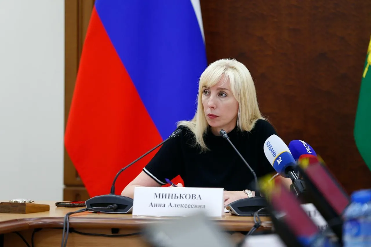 Экс замгубернатора Кубани Минькову приговорили к 5 5 года условно По данным следствия она незаконно присвоила двухкомнатную квартиру стоимостью 5 4 миллиона рублей Вину Минькова признала ущерб возместила В апреле суд обратил в доход России имущество экс чиновницы и ее семьи на более чем 330 миллионов рублей Мы в МАХ