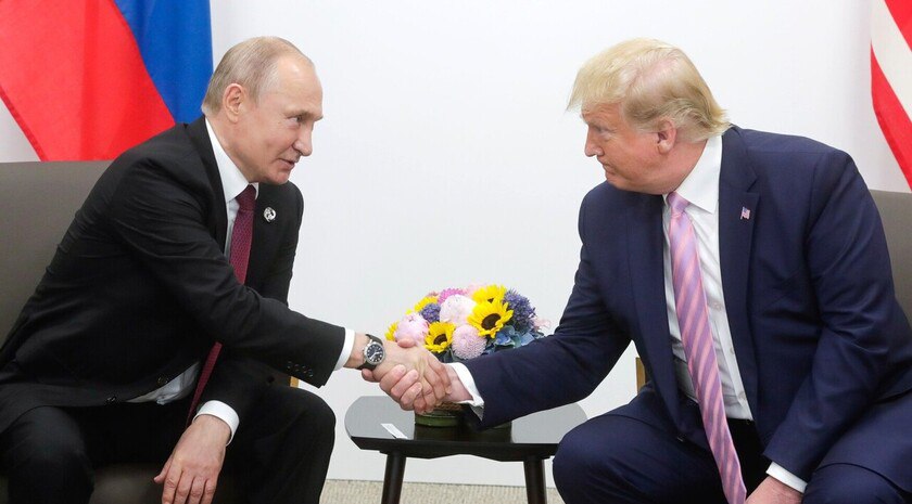 Трамп анонсировал новый разговор с Путиным по теме Украины Американский лидер Дональд Трамп намеревается обсудить с Президентом РФ Владимиром Путиным урегулирование украинского конфликта. «Я собираюсь поговорить с Владимиром Путиным, посмотреть, сможем ли мы это закончить. Я поговорю с Путиным», — сказал он на пресс-конференции в Гааге по итогам саммита НАТО. Трамп провел сегодня встречу с главой киевского режима Зеленским. В беседе с журналистами американский президент не стал уточнять, продолжат ли США военные поставки на Украину, однако пообещал рассмотреть вопрос поставок систем ПВО Patriot. Фото: Администрация Президента России Читать полностью , VK и ОК и читайте новости на нашем сайте