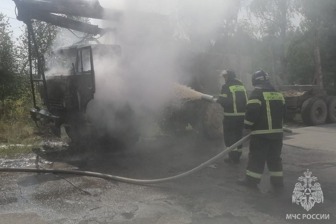 Вчера в Пестяковском районе во время движения вспыхнул КАМАЗ. Подъехавшие пожарные ликвидировали пожар.  Предположительно, причиной возгорания стало короткое замыкание в электрооборудовании.   МЧС   Подписаться   Прислать новость