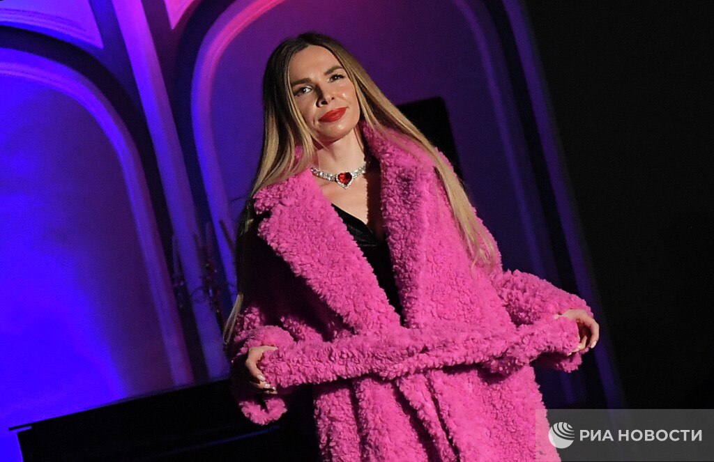 Шубы из экомеха пользуются популярностью у россиянок но отстают от пуховиков и парок За последний год продажи шуб и дубленок из синтетического меха выросли в четыре раза сообщили в ЦРПТ Наиболее выгодный период для утепления конец февраля и начало весны когда теплую верхнюю одежду можно купить со скидкой до 50 отмечают специалисты Подписаться на РИА Новости