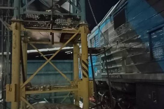 В Приамурье в больнице умер помощник машиниста который получил серьезную травму на железной дороге Инцидент произошел 11 января примерно в час ночи на заезде на 29 путь станции Верхний Улак Проверку начала Тындинская транспортная прокуратура   Как рассказали в Восточном МСУТ СК России помощник машиниста вышел из локомотива не дождавшись его полной остановки в результате чего был зажат между боковой частью локомотива и площадкой эстакады  Пострадавший получил серьезные травмы был доставлен в медицинское учреждение где от полученных травм скончался Возбуждено уголовное дело по признакам преступления предусмотренного частью 2 статьи 143 УК РФ нарушение требований охраны труда повлекшее по неосторожности смерть человека Тындинская транспортная прокуратура проводит проверку исполнения требований законодательства о безопасности движения и эксплуатации железнодорожного транспорта в ходе которой в числе прочего будет дана оценка соблюдению обязательных требований при организации труда железнодорожников информирует Дальневосточная транспортная прокуратура