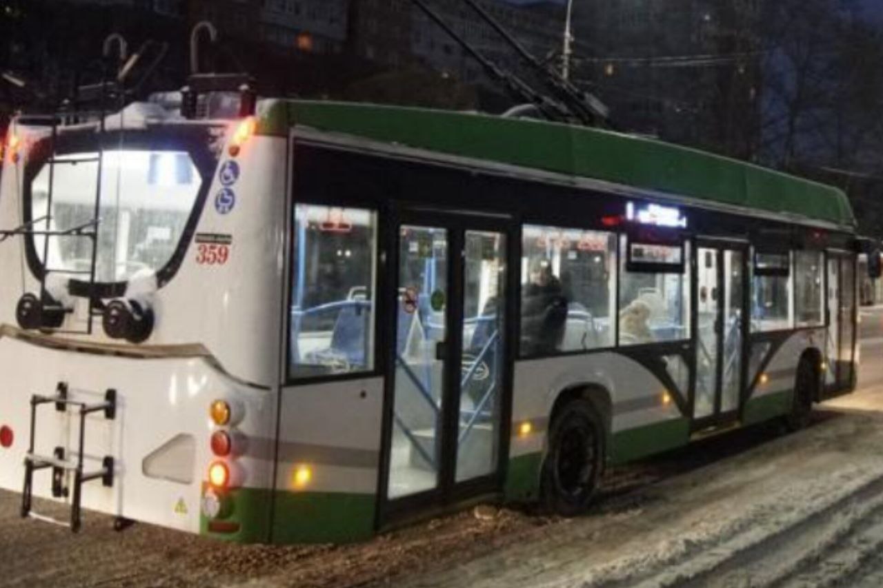 Троллейбус 4 временно отменят Как рассказали в администрации его заменят на автобусное сообщение Из за демонтажа контактной сети из за ремонта улицы Мира невозможно обеспечить прямое курсирование маршрута 4 Маршрут будет переведен на беспересадочное автобусное сообщение до 31 марта С апреля 2026 года троллейбусы вернутся Напомним что на данный момент для работы данного маршрута организовано 2 временных маршрута Бригантина Вокзал который проходит демонтированный участок машинами с автономным ходом и Областная детская больница Стадион Динамо который движется по контактной сети Специалисты установили что при такой организации маршрутов пассажиропоток резко сократился С целью удобства пассажиров принято решение об организации беспересадочного маршрута Также с 1 января планируется перевод службы электротранспорта на базу ПАТП 1 на Мудрова что требует перенос зарядной инфраструктуры для троллейбусов с автономным ходом Подпишись на MAX чтобы быть на связи