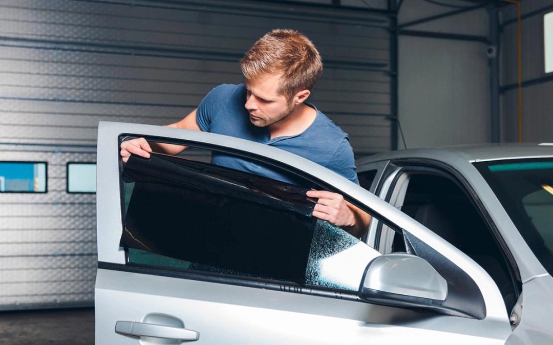 Штрафы за неправильную тонировку Дума убрала лазейку в законе Госдума приняла во втором и третьем чтениях законопроект который ужесточает контроль за машинами с нарушением требований к тонировке следует из базы на сайте нижней палаты парламента Принять Федеральный закон О внесении изменения в статью 12 5 Кодекса Российской Федерации об административных правонарушениях Настоящее постановление вступает в силу со дня его принятия говорится в постановлении Госдумы Поправки устраняют пробел в законодательстве который позволял временно ввезенным автомобилям ездить с нарушением требований к тонировке Теперь инициативу должен одобрить Совфед и подписать президент России Владимир Путин Дело в том что требования о тонировке прописанные в Техническом регламенте Таможенного союза не распространяются на временно ввезенные в Россию машины из стран не входящих в союз Этим активно пользовались иностранные граждане и россияне которые не ставили автомобиль на учет в ГАИ и могли безнаказанно нарушать закон о тонировке на протяжении полугода В первую очередь речь шла о транспорте из Южной Осетии Абхазии и Грузии