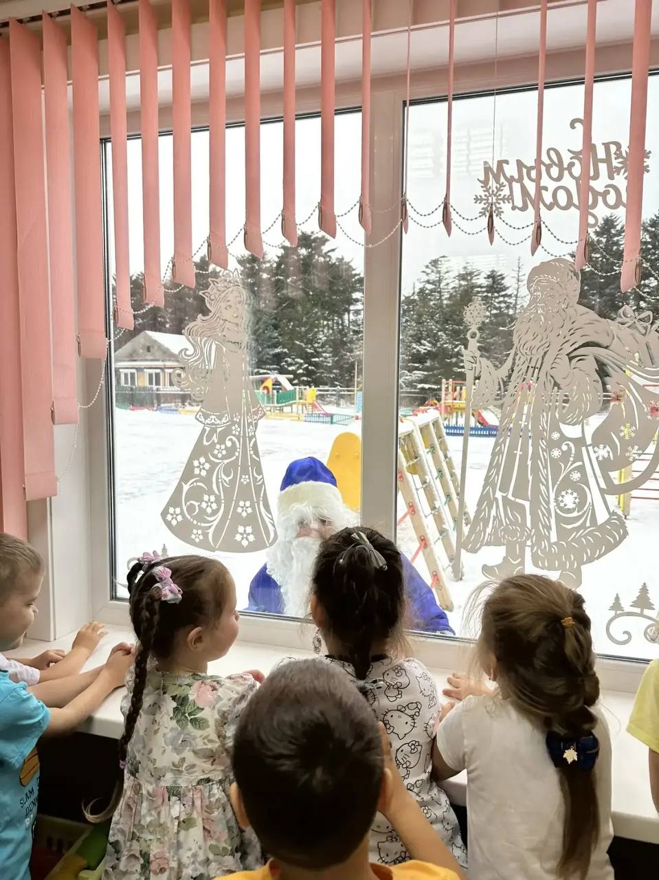 Новогодняя сказка Дед Мороз помахал рукой малышам из детсада в сахалинском селе Это добрая традиция в детском саду 17 села Озерское Корсаковского района Каждый год перед самым праздником Дед Мороз проходит по территории учреждения и машет рукой в окошки Реакция детей на такую новогоднюю сказку бесценна dsozerskoe Подписаться на нас Telegram I MAX Прислать нам новость Sakhonlinebot