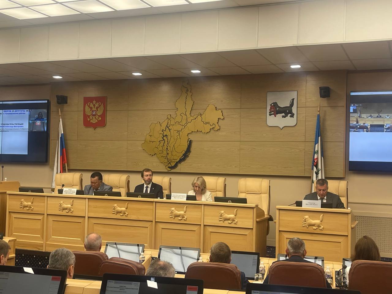 26-я сессия Законодательного Собрания начала работу под председательством спикера областного парламента Александра Ведерникова. В ней примет участие губернатор Иркутской области Игорь Кобзев.  В повестку включено 30 вопросов. Планируется рассмотреть проект закона, предусматривающий расширение категорий медицинских работников, имеющих право на получение единовременной денежной выплаты, законопроекты о внесении изменений в закон «О наградах Иркутской области и почетных званиях Иркутской области».   Кроме того, депутаты рассмотрят изменения в закон «Об отдельных вопросах муниципальной службы в Иркутской области», внесенный губернатором региона Игорем Кобзевым. Предлагается для участников СВО, поступающих на муниципальную службу, скорректировать квалификационные требования к стажу.   В рамках сессии запланирован правительственный час по вопросам оказания онкологической помощи, ее доступности, лекарственного обеспечения и диагностики.
