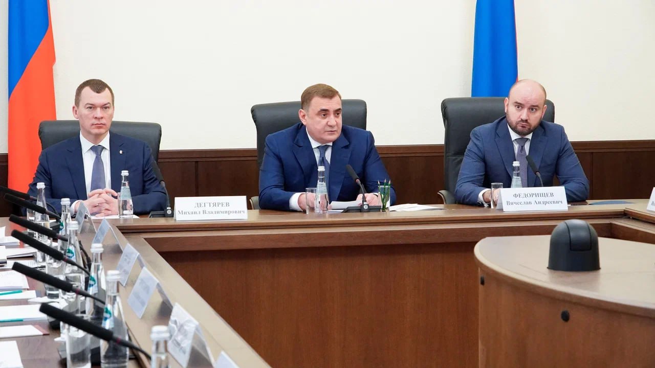 В Хабаровском крае насчитывается более 3000 спортивных объектов Под руководством помощника президента РФ Алексея Дюмина прошло заседание рабочей группы по подготовке Совета при Президенте РФ по спорту. Участники — представители администрации президента, правительства, регионов, ОНФ, спортивных федераций. Министр спорта Михаил Дегтярёв сообщил, что спорт охватил свыше 24 млн детей, включая почти 2 млн спортсменов. Приняты поправки в Концепцию детско-юношеского спорта. НОВОЕ: теперь запрещены сборы за соревнования, увеличены расходы регионов на спорт — не менее 2% от бюджета региона, утверждены программы бесплатных секций и поддержка тренеров. Определено 24 приоритетных вида спорта, доступных по инфраструктуре и экипировке. Они получают приоритетную поддержку. Ранее министр спорта Хабаровского края Дмитрий Чикунов сообщил, что на территории региона действует 3000 спортивных объекта, что обеспечивает уровень обеспеченности более 80%. Алексей Дюмин отметил, что состояние юношеского спорта определяет будущее России, подчеркнув необходимость создать равные возможности для всех детей вне зависимости от семейного дохода.