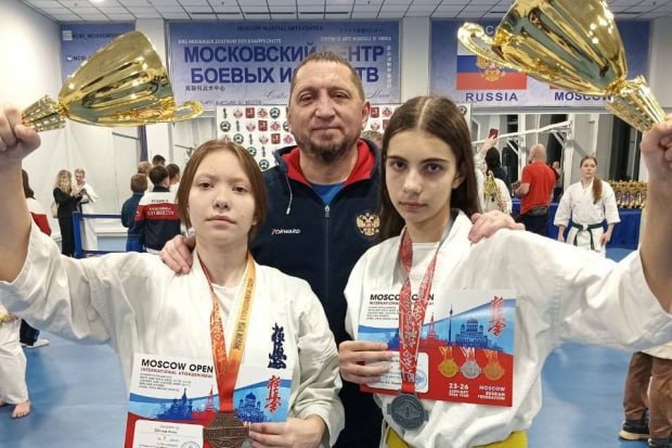 Волгоградские каратисты завоевали 5 медалей на турнире в Москве В российской столице состоялись международные соревнования по каратэ кекусинкай Moscow Оpen Волгоградцы в составе национальной команды взяли одну золотую одну серебряную и три бронзовые награды В турнире принимали участие более 600 спортсменов из 15 государств За медали боролись мужчины и женщины 16 17 летние юниоры и юниорки а также юноши и девушки 14 15 и 12 13 лет Волгоградскую область на соревнованиях представляли 10 каратистов пять из них вернулись домой с наградами Фото Волгоградская спортивная федерация кекусинкай