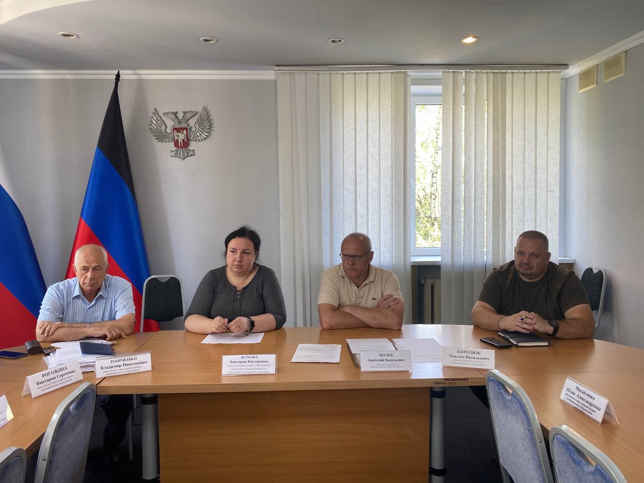 Совместно с заместителем Председателя Правительства Нижегородской области Анатолием Молевым и депутатом Народного Совета ДНР Максимом Королюком провели оперативное совещание по подготовке к отопительному сезону с ресурсными организациями.   Ключевые вопросы:   Готовность социальных объектов Особое внимание уделено проверке школ и детских садов. В соответствии с поручением Главы Республики учебный процесс в школах округа будет организован в очном формате.   Техническое обеспечение теплоснабжения Обсужден проект прокладки дополнительного трубопровода для подпитки котельной №11.  Намечен план действий, направленный на бесперебойную работу коммунальной инфраструктуры в зимний период.