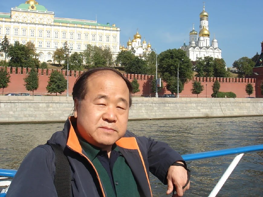 Мо Янь стал лауреатом премии Ясная Поляна Китайский писатель Мо Янь настоящее имя Гуань Мое получил премию в номинации Иностранная литература за роман Смерть пахнет сандалом 檀香刑 Также награды удостоены переводчики романа Кирилл Батыгин и Игорь Егоров посмертно Это роман 2001 года в России вышел в 2024 м Он рассказывает о смерти народного певца приговоренного к страшной казни сандалового дерева в начале 20 века Лауреат премии получит 1 2 млн рублей Еще 500 тыс рублей будет передано наследникам переводчика Игоря Егорова Кирилл Батыгин доработавший перевод и подготовивший его к печати отказался от денежной части премии В 2025 году в длинный список номинации вошли 30 книг зарубежных авторов из 17 стран включая Аргентину Мексику Замбию Израиль Ирландию и другие страны Впервые премия в номинации Иностранная литература была вручена в 2015 году В 2022 м ее также получил китайский писатель Юй Хуа за роман Братья переводчик Юлия Дрейзис Новости Китая ЭКД