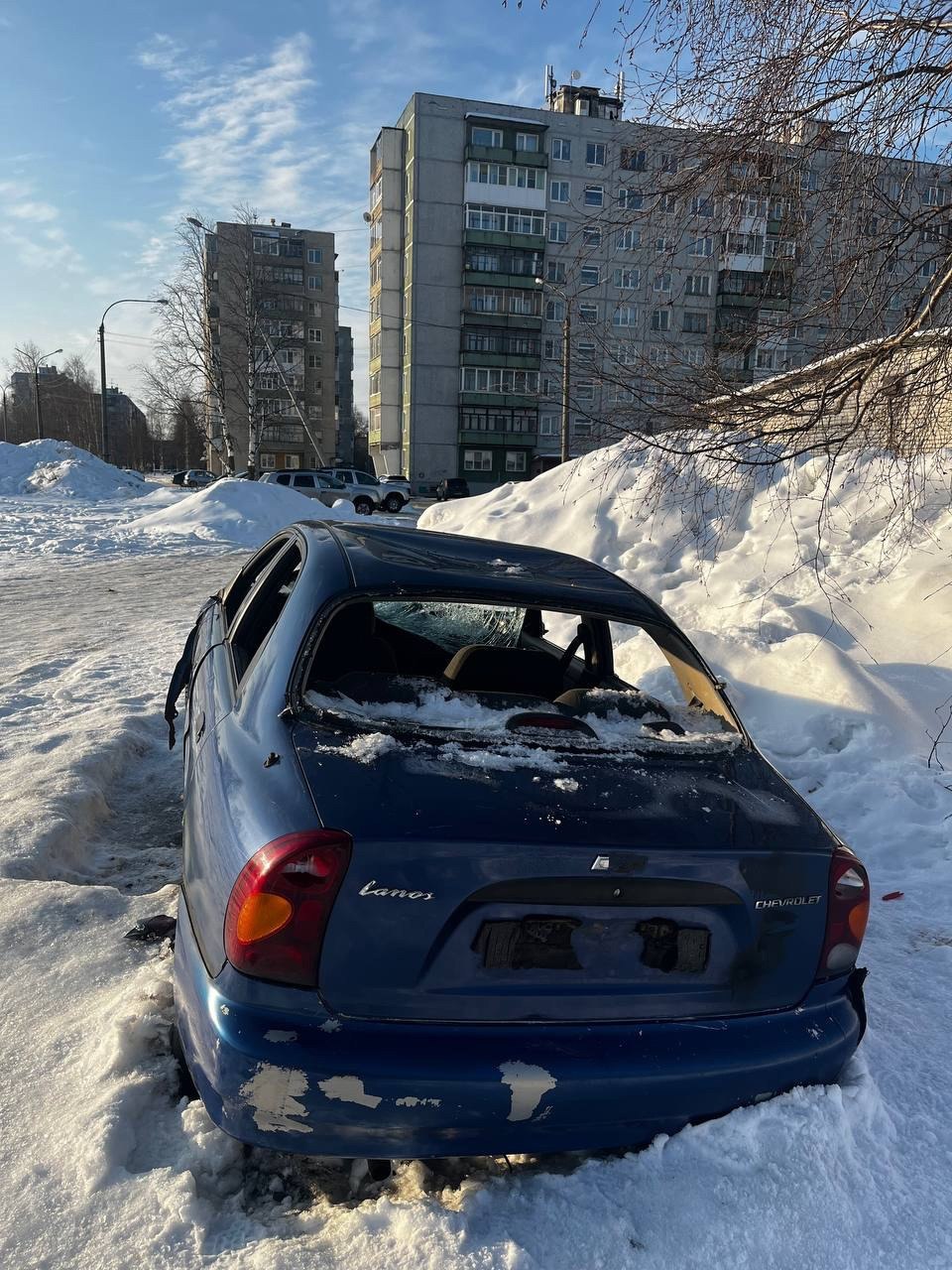 Продолжается работа по выявлению бесхозных авто в Архангельске  Ответственность возложена на администрации городских округов    Как сообщил глава Гидаят Шукюров, на территории  Северного округа обнаружено четыре автомобиля по заявлениям граждан, и у одной машины собственник не определён.    Нами направлены запросы в ГИБДД и отдел полиции «Северный». Будет проведена проверка, и в случае отсутствия лиц, которым принадлежит машина, мы подадим заявление в суд на признание её бесхозяйной, - сообщил глава Шукюров.    Отметим, в случае обнаружения хозяина машины, ему будет предложено убрать авто. Если техника продолжит стоять в разукомплектованном виде в течение трёх месяцев, её вывезут. Эвакуацией и размещением машин на штрафстоянках займётся ДТС. Требования собственникам заброшенной техники будет отправлять Госавтоинспекция.