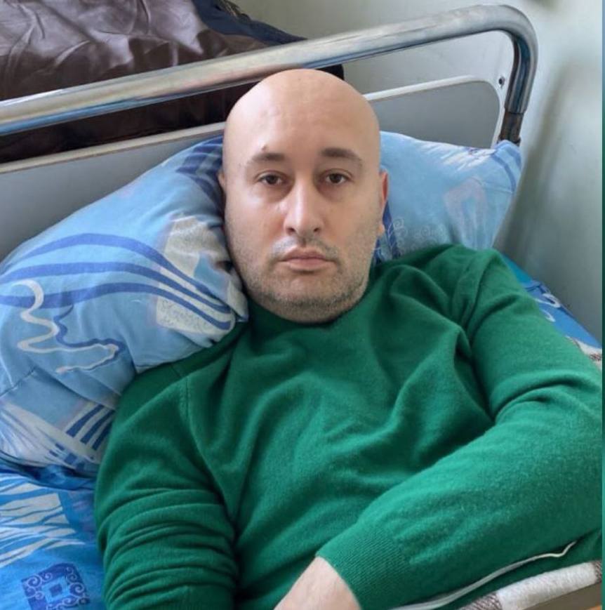 В Осетии ищут донора костного мозга для детского хирурга Андрея Карсанова, которому диагностировали апластическую анемию Медика может спасти только трансплантация костного мозга. Поиск среди родственников результата не дал, донора продолжают искать. Работу проводит СОГМА под руководством Олега Ремизова и Пироговский университет, возглавляемый академиком Сергеем Лукьяновым. К поискам присоединились бойцы добровольческого диверсионно-разведывательного отряда «Алания», они вступили в Федеральный регистр доноров костного мозга. Только выйдя по ротации из боев, они сдали образцы своей крови в расположении батальона. «Горжусь нашими бойцами. Они не только образец храбрости в бою, но и образец милосердия в мирной жизни. Надеюсь, у кого-нибудь из них будет совпадение с Андреем или другим тяжелобольным пациентом, и они смогут спасти жизнь. Призываем народ Осетии последовать нашему примеру и вступать в федеральный регистр доноров костного мозга», — отметил командир отряда Руслан Остаев. Подбор донора костного мозга — сложный процесс, вероятность совпадения примерно 1 к 10 000. Есть ряд критериев для потенциальных доноров: возраст от 18 до 45 лет, отсутствие хронических и аутоиммунных заболеваний. Группа крови и резус-фактор значения не имеют. Для анализа на совместимость нужно сдать всего 5 мл крови. Кровь можно сдать в лабораториях во Владикавказе по адресу: улица Цоколаева, 9, улица Барбашова, 62. Желающим помочь их других городов помогут подобрать лабораторию по телефонам: +79772737322, +79779197272 и +79772730505.