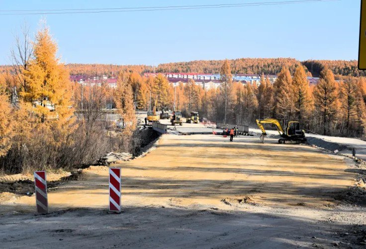 Новые мосты в Тынде планируют сдать в ноябре  В Тынде продолжается возведение мостов, соединяющих микрорайон Беленький и центральную часть города. Сдача мостов планируется в начале ноября, отмечают в администрации Тынды.   На текущий момент на объектах задействовано 20 единиц техники: краны, катки, экскаваторы, бульдозеры, грейдера и асфальтоукладчик. Сегодня мы работаем в рамках строительства БАМ-2 и рабочие перемещаются с объекта на объект, поэтому мы всеми силами приближаем тот момент, когда горожане смогут полноценно пользоваться мостами", - прокомментировали в подрядной организации.   На объекте через реку Шахтаум выполнен временный вынос линий освещения и связи, также произведена отсыпка подходов и выполнено устройство покрытия проезжей части из асфальта. Полностью установлено перильное ограждение. Через реку Корал специалисты произвели отсыпку земельного полотна на подходах. В ближайшее время начнется асфальтирование.   Фото пресс-службы администрации города Тында