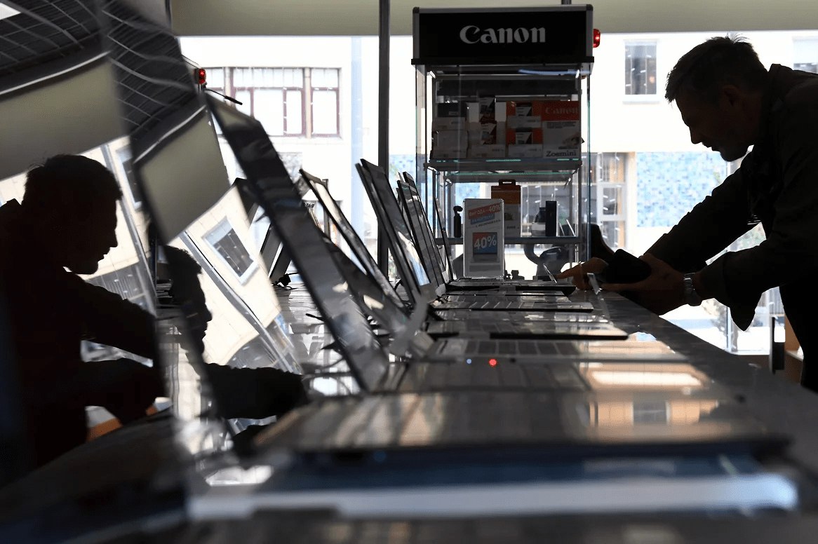 М Видео Restore Мегафон и МТС попросили в Верховный суд обратить внимание на судебную практику по закону О защите прав потребителей Ритейлеры жалуются на мошеннические схемы с преднамеренной порчей техники и последующим взысканием компенсаций По их мнению это происходит из за разнородности судебных решений в разных регионах Участники рынка говорят о тысячах исков и убытках на миллиарды рублей в год vc ru legal 2730594