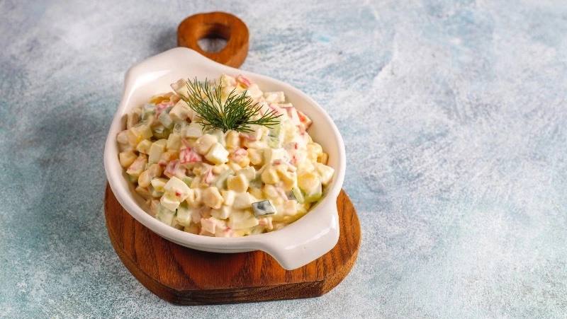 Диетолог рассказала сколько можно хранить оливье Срок хранения незаправленного салата оливье не должен превышать двух суток заправленного трех часов Обязательное правило заправлять оливье только перед подачей на стол и только тот размер порции который будет съеден в ближайшее время рассказала Антонина Стародубова   Подписаться на нас Telegram I MAX Прислать нам новость Sakhonlinebot