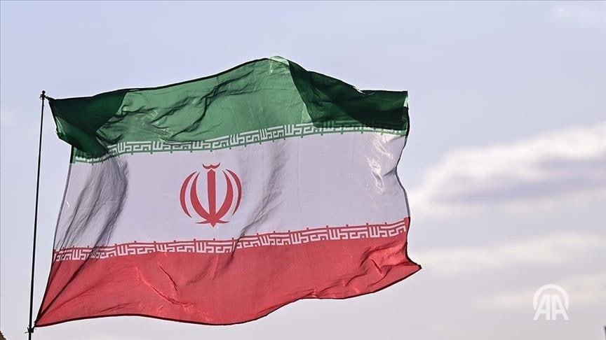 В Иране задержан глава Фронта реформ В Иране глава Фронта реформ Ирана Азар Мансури был задержан Корпусом стражей исламской революции КСИР по обвинению в антиконституционном поведении Как сообщают иранские СМИ вместе с Мансури были задержаны председатель Политического комитета Ибрахим Асгарзаде и основной член организации Мохсен Эминзаде В качестве основания для задержания названы антиконституционные действия и координация с вражеской пропагандой Подробнее на нашем сайте v aa com tr 3824334 24 7 в сутки с Агентством Анадолу