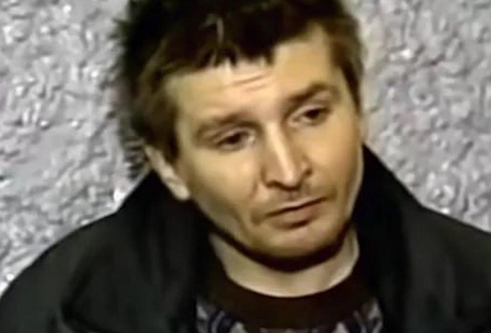 В Перми в квартире 59 летнего Михаила Малышева ранее осуждённого за каннибализм обнаружили тело мужчины По данным СМИ погибший знакомый и собутыльник бывшего заключённого Труп пролежал в квартире несколько дней прежде чем о нём сообщили в полицию Малышев отбывший 23 года за убийства и поедание своих жертв освободился в 2022 году и вернулся в ту же квартиру где когда то совершал преступления После выхода он устроился сторожем в приют для собак Новости Дня