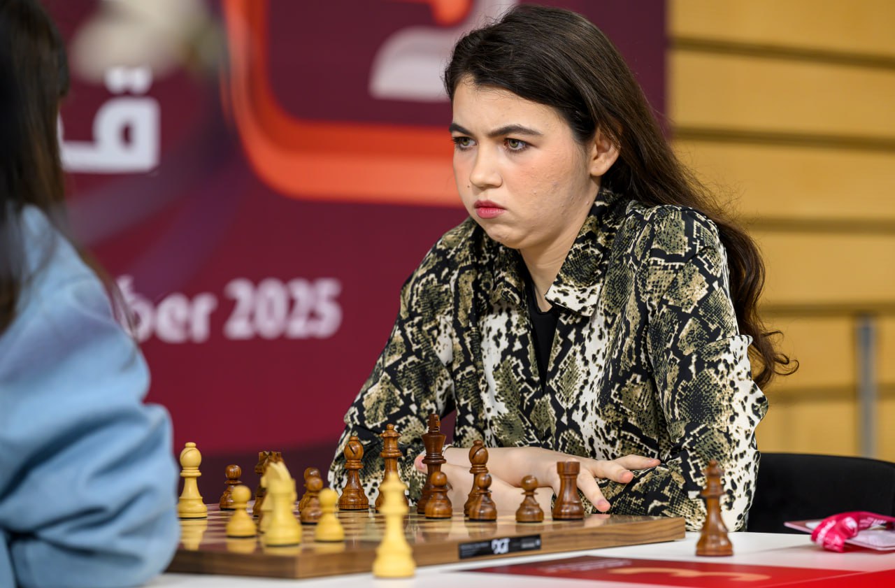 Горячкина занимает третье место по итогам первого дня на ЧМ по рапиду в Дохе В четырёх партиях Александра одержала три победы и один раз сыграла вничью набрав 3 5 очка Лидирует представительница Китая Чжу Цзиньэр 4 очка Соревнования по рапиду завершатся 28 декабря ЧМ по блицу пройдёт 29 30 декабря news matchtv NurPhoto Getty Images