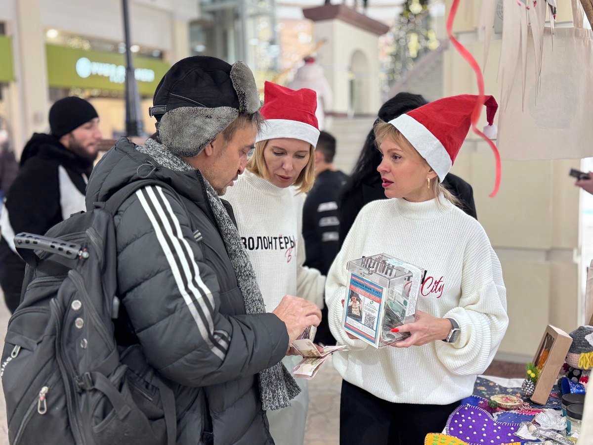 В Норильске прошла однодневная оффлайн-ярмарка «Волонтеры в Сити». Специально для нее волонтеры создали на прошедших в октябре и ноябре мастер-классах множество уютных и уникальных сувениров и вкусных угощений. Вырученные средства пойдут на помощь детям.  Эта ярмарка – часть большой благотворительной работы «Волонтеры в Сити», включающей также онлайн-ярмарку, которая в этом году проходит в формате аукциона.   До 27 декабря каждый желающий может приобрести лот или и сделать добровольное пожертвование в любой сумме по ссылке. Также можно вступить в волонтерскую программу «Комбинат добра».  Подробнее читайте по ссылке.