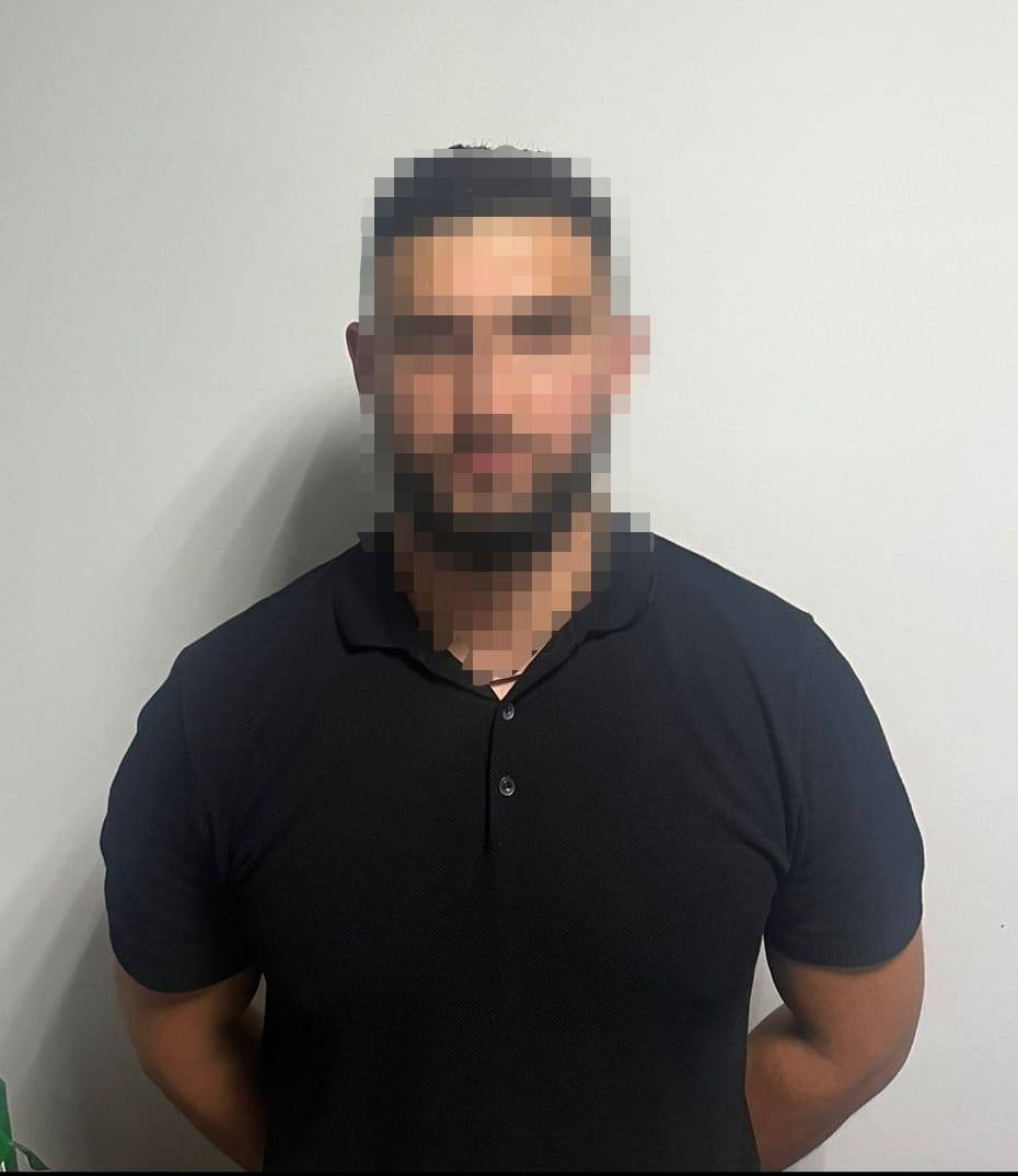 Полицейскими Владикавказа задержан подозреваемый в причинении легкого вреда здоровью В социальных сетях распространилась видеозапись, на которой мужчина в одной из торговых точек города в ходе словесной перепалки наносит удары по лицу посетителю магазина, ссылаясь на непристойный внешний вид. Полицейскими установлено, что конфликт произошел 9 июля в одной из торговых точек по улице Пожарского. Как стало известно, потерпевший, 22-летний житель соседней республики, проезжая на территории города, остановился возле магазина совершить покупку. В магазине с ним вступили в конфликт молодые люди. Один из них нанес парню удары по лицу, после чего неизвестные скрылись. Сотрудники полиции незамедлительно приступили к поиску злоумышленников. В ходе оперативно-розыскных мероприятий установлен и задержан участковыми уполномоченными отдела полиции №1 УМВД России по г. Владикавказу молодой человек, житель республики 1997 года рождения. Подозреваемый доставлен в отдел полиции для дальнейшего разбирательства. В настоящее время устанавливаются все обстоятельства произошедшего. Решается вопрос о привлечении его к уголовной ответственности по ч. 1 ст. 213 УК РФ «Хулиганство». МВД по Республике Северная Осетия-Алания напоминает о недопустимости разрешения конфликтов противоправными способами и призывает граждан к соблюдению общественного порядка и взаимного уважения.