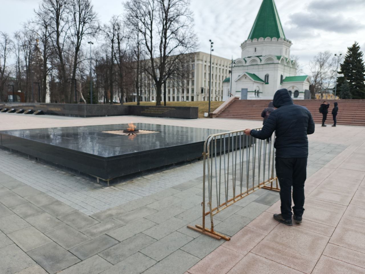 Постамент «Вечный огонь» в нижегородском кремле закрыли на ремонт  Специалисты заменят гранитное покрытие постамента и обновят архитектурную подсветку.  Лампаду с частицей Вечного огня на время ремонта перенесли в Михайло-Архангельский собор на территории кремля.  Фото: Андрей Репин, Коммерсантъ    Подписывайтесь на «Ъ-Приволжье» Оставляйте «бусты»