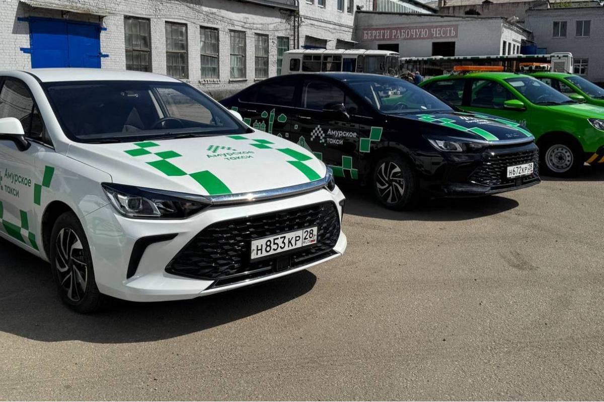 Весь парк Автоколонны 1275 в Благовещенске переведут на газ к концу 2030 года Со следующего года в городе стремительно начнет возрастать количество транспортных средств работающих на экологическом топливе На дорогах уже курсируют 25 современных муниципальных такси работающих на газовом топливе В течение месяца поступят еще 25 машин которые до мая переоборудуют на газ И в 2026 году выделят средства на покупку еще 25 автомобилей Вместе с тем в следующем году для Благовещенска приобретут 24 автобуса работающих на газомоторном топливе Ещё 27 автобусов закупят в 2027 году Параллельно власти города занимаются и развитием заправочной инфраструктуры ampravda