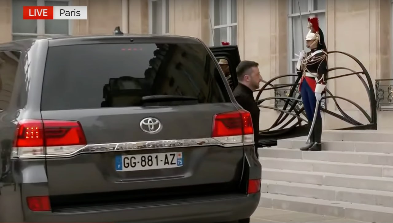The Guardian Зеленский прибыл на встречу в Париже на гораздо большем авто чем у других лидеров стран Журналисты издания предполагают что это может быть связано с мерами безопасности Зеленский Париж автомобиль Подписаться на Pravda ru