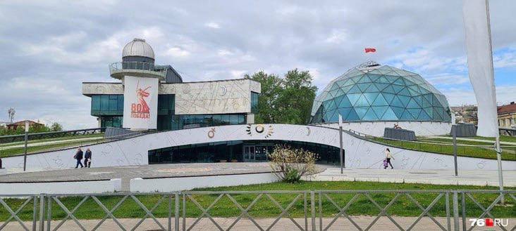 Нижний ярус здания планетария на улице Чайковского, перекрасили из песочного в светло-серый. Архитектор и автор проекта планетария Илья Клягин резко высказался по поводу изменений. «Недавно увидел, что какие-то вандалы, видимо, под покровом ночи, покрасили часть здания Ярославского планетария. Единственное, что я смог подумать: «Ладно хоть не в желтый цвет!». Над зданием начали издеваться еще раньше, когда сделали дикую подсветку поверх существующего фасада. Есть определенные принципы подсветки зданий, которые желательно соблюдать чтобы архитектура выигрывала от подсветки, а не разрушалась на отдельные световые полоски. К сожалению, те кто делают подсветку зданий в Ярославле, об этих принципах не слышали».