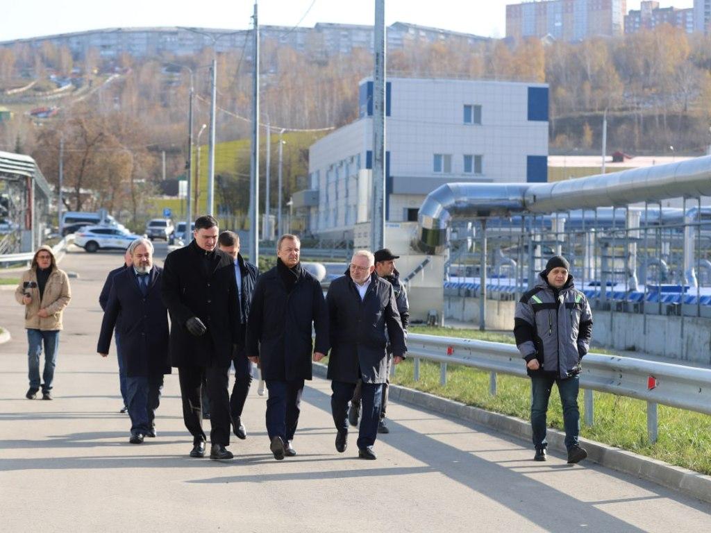 Делегация Совета Федерации РФ во главе с Андреем Яцкиным посетила очистные сооружения правого берега в Иркутске Гостям рассказали о реализации проекта реконструкции Производительность КОС увеличилась с 130 до 220 тысяч кубометров в сутки Полностью обновлена технологическая схема очистки сточных вод построено 46 новых объектов обеспечивающих многоступенчатую очистку и эффективную обработку осадков Успешное завершение этого масштабного проекта подтвердило готовность города к реализации сложных инфраструктурных задач Следующим этапом станет реконструкция КОС левого берега Наша цель довести до нормативов уровень очистки стоков увеличить мощность очистных сооружений подчеркнул мэр Руслан Болотов