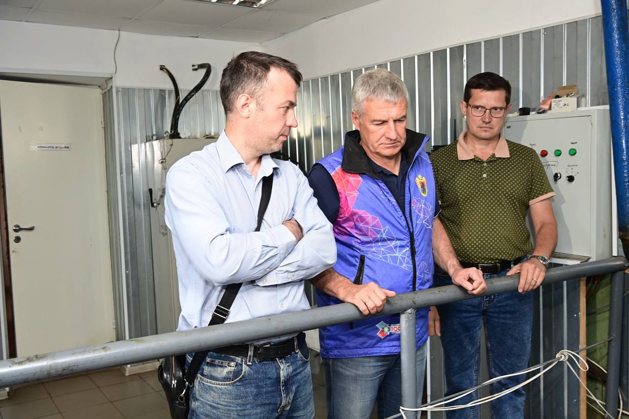 Новый насос для воды установили в Лахденпохье    В ходе рабочей поездки в район обсудил вопросы водоснабжения района с местной администрацией и руководством "Водоканала". Запуск нового насоса - первоочередная задача.      Старое оборудование вышло из строя в июле из-за проблем с электроснабжением. Для временного решения проблемы подключили резервный 100-кубовый насос. Из-за меньшей мощности он не справлялся с нагрузкой - в пиковые часы жители отдаленных районов города жаловались на слабый напор, дополнительно был организован подвоз воды.    Как сообщил директор "Водоканала" Юрий Морозов, новый насос уже подключен к сети, идёт пусконаладка. Процесс займёт не более двух недель, но уже сейчас новое оборудование позволило набрать необходимые объём и давление во всех, даже удалённых частях города, где ранее фиксировались сбои водоснабжения.      Дал коллегам поручение приобрести второй насос - он будет работать как дублирующий, чтобы жители больше не сталкивались с перебоями в подаче воды.    #НашаКарелия