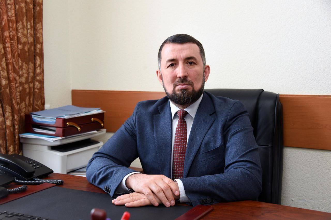 Депутат Народного Собрания Дагестана Шамиль Омаров прокомментировал участившиеся случаи ДТП и призвал дагестанцев соблюдать ПДД «Листая новостные ленты, ужасаешься – чуть ли не ежедневно сообщается о серьезном ДТП, произошедшем то в одном, то в другом районе республики. Начинаешь серьезно задумываться, неужели мы, дагестанцы, стали настолько беспечны к себе и окружающим. Ведь каждая такая новость – это оборванные жизни, искалеченные судьбы, горе в семьях. За сухими цифрами статистики ДТП стоят реальные люди – отцы, матери, дети, которые могли бы быть рядом, если бы кто-то просто не превысил скорость, не выехал на встречную полосу, не сел за руль пьяным или не отвлекся на телефон. Да и вообще, как в случае с дорожным происшествием в Гунибском районе – если бы не нарушил правила перевозки детей. Или страшное ДТП в Тарумовском районе Дагестана – лобовое столкновение двух автомобилей из-за выезда одного из них на встречную полосу. Опять погибшие и пострадавшие. Выражаю глубочайшие соболезнования родным и близким погибших, пострадавшим желаю скорейшего восстановления здоровья. Уважаемые дагестанцы, давайте вместе изменим ситуацию! Призываю всех участников дорожного движения соблюдать ПДД. Безопасность на дорогах зависит от каждого из нас! И это не просто слова, а уже суровая реальность – просто посмотрите, что происходит на наших дорогах. Ведь так не должно быть»,- сказал парламентарий, призывая жителей республики соблюдать правила дорожного движения.