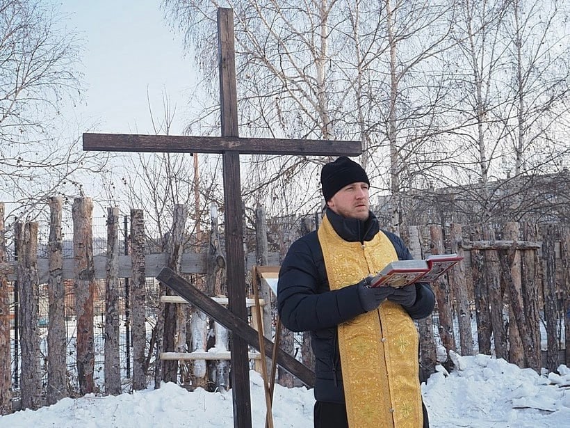 В Миассе совершили молебен о строительстве Александро-Невского храма  Возведение церкви благоверного князя Александра Невского ведется в северной части города. До революции в Миассе стоял величественный собор имени святого, но в 1939 году его снесли. Теперь верующие хотят восстановить утраченную святыню.  Для строительства храма землю выделили на бульваре Полетаева в районе Машгородка. На этом участке настоятель иерей Макарий Шиповский совершил молебен под открытым небом. Вместе со священнослужителем молились десятки горожан.   «На данном этапе участок под строительство храма отсыпан землей. После усадки грунта планируем ближе к лету установить винтовые сваи. Затем приступим к возведению каркасного помещения временного храма. Эскизный проект основного храма предусматривает благоустройство территории с живой изгородью и возведением причтового дома», – поделился планами отец Макарий.  На строительной площадке молебны решено совершать еженедельно каждую субботу в 14:00.   Фото Александра Мизурова