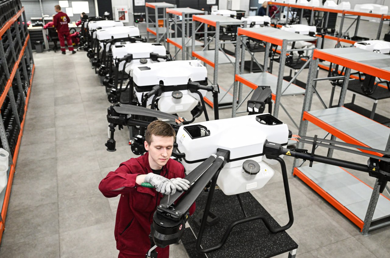 Утверждено обновленное стратегическое направление в области цифровой трансформации транспортной отрасли до 2030 года Обновление предполагает в том числе разработку технологических решений для автономного судоходства увеличение количества сертифицированных беспилотных авиационных систем Главное Появился новый проект Автономное судовождение в рамках программы стратегического академического лидерства Приоритет 2030 Ежегодно с 2026 по 2030 год при участии ведущих российских университетов будут разрабатываться технологические решения для автономного судоходства В проект Беспилотные авиационные системы добавлен показатель количества сертифицированных систем В 2026 году их число должно составить 12 а к 2030 году вырасти до 30 Подробнее читайте на сайте Правительства Подписаться на Правительство России в MAX