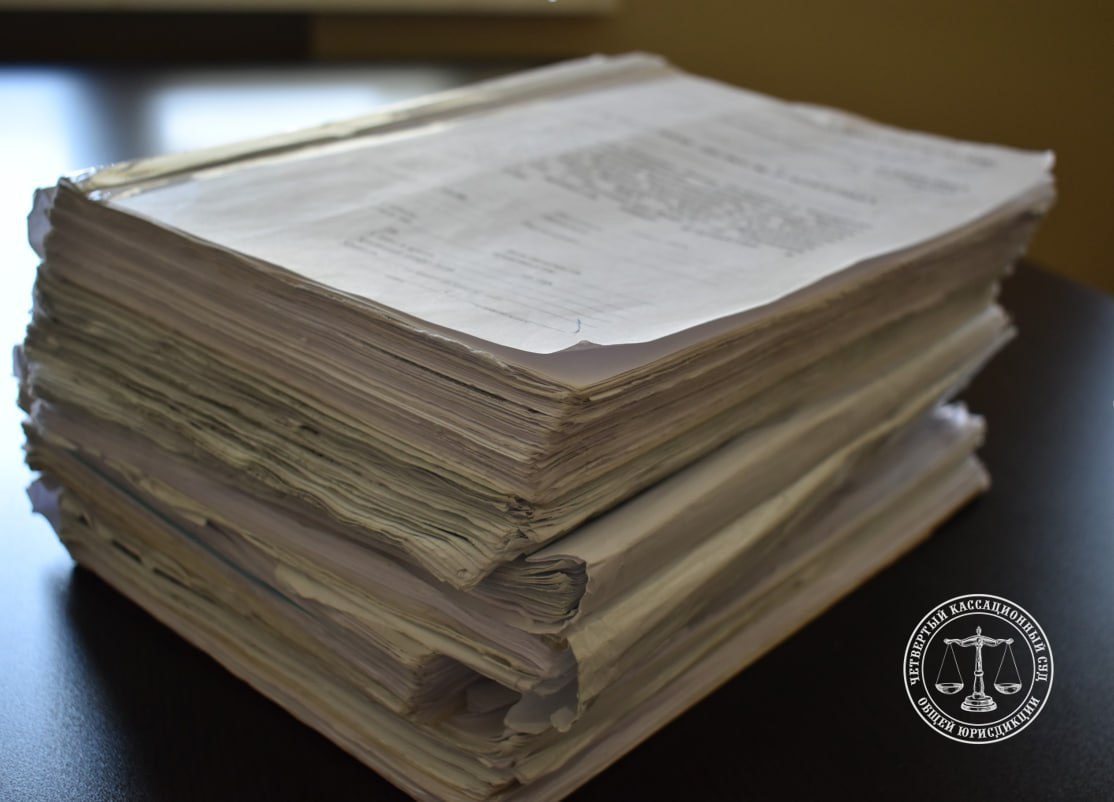 Четвертый кассационный суд общей юрисдикции подтвердил законность решения Центрального районного суда города Сочи Краснодарского края об обращении в доход государства имущества экс депутата Городского Собрания Сочи Решением Центрального районного суда города Сочи Краснодарского края оставленным без изменения судом апелляционной инстанции по иску заместителя Генерального прокурора Российской Федерации в интересах Российской Федерации обращено в доход государства имущество бывшего депутата Городского Собрания Сочи Сергея Эксузяна Согласно материалам дела в собственности экс депутата находились 6 объектов недвижимости среди которых 4 постройки и 2 земельных участках общей площадью более 10 000 кв м приобретенные на доходы законность которых не подтверждена а также денежные средства в размере более 110 миллионов рублей полученные коррупционным путём Адвокат ответчика обратился в суд кассационной инстанции с требованием отменить решения нижестоящих судов ввиду выявленных ошибок в оценке фактов и нарушений материальных и процессуальных норм Четвертый кассационный суд общей юрисдикции признал доводы кассационной жалобы необоснованными и оставил ранее принятые судебные акты в силе Дело 88 30139 2025 судебная практика гражданская коллегия kas4